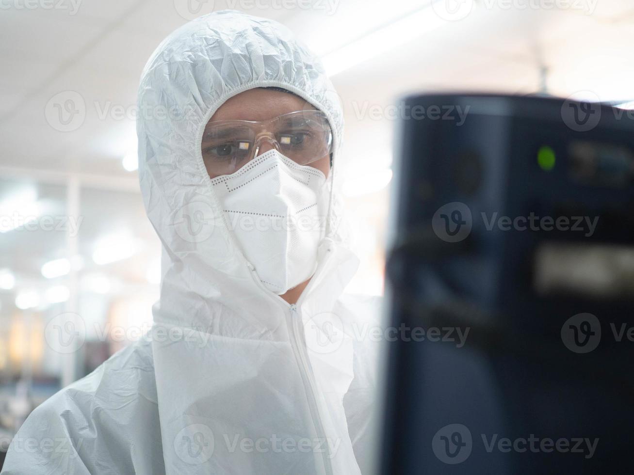 wissenschaftler arzt krankenschwester personal person weiß uniform sicherheit blick auf monitor computer elektronisch labor krankenhaus klinik ansicht wok job pharmazeutische medizinische kompetenz ausbildung technik fachmann foto