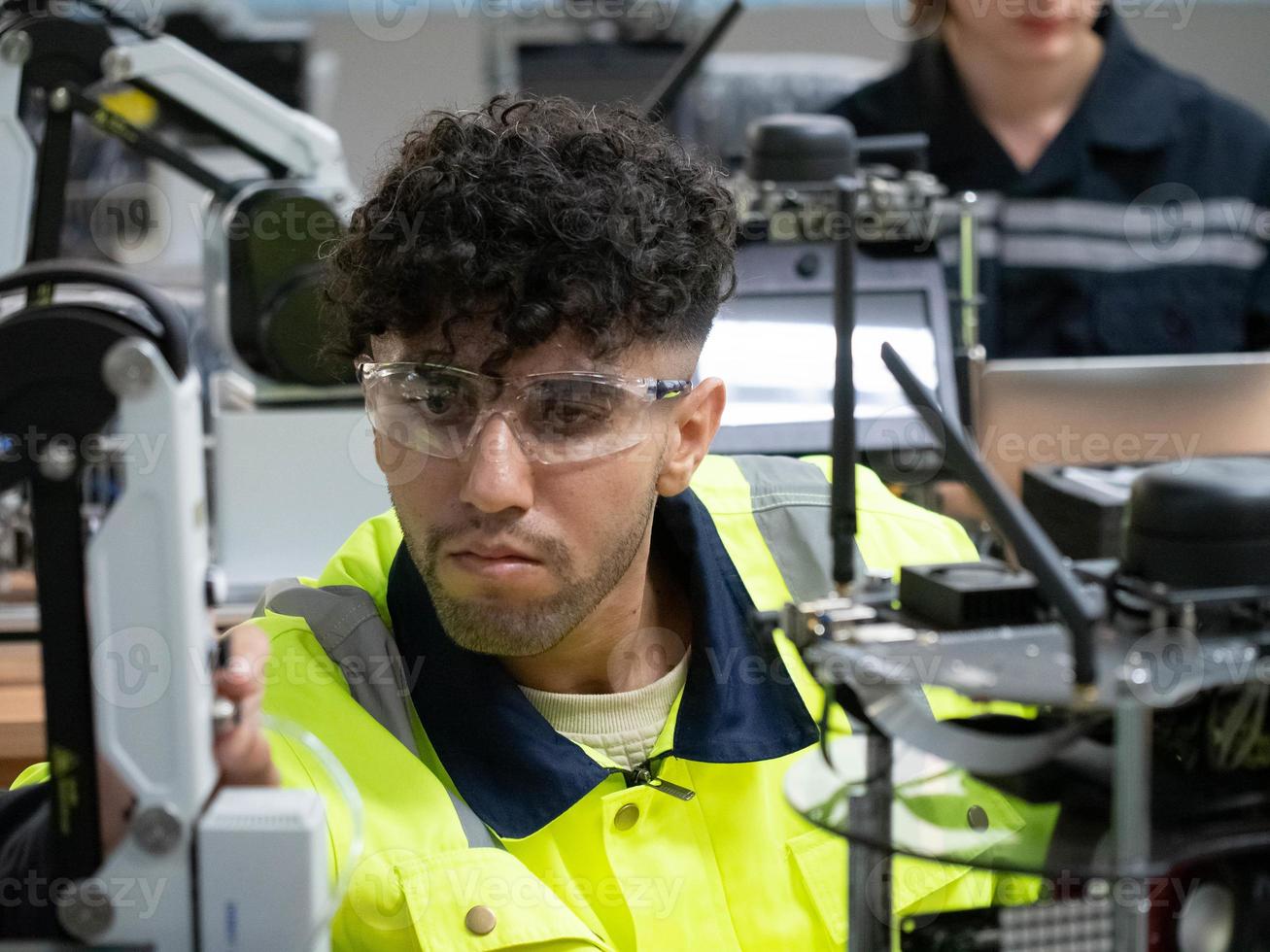 männlich mann junge tragen uniform glas fabrik industrie arbeit job karriere fachmann ingenieur arbeitsmanager vorgesetzter werkzeug technologie werkzeug ausrüstung elektronische chip herstellung unterstützung tech wartung foto