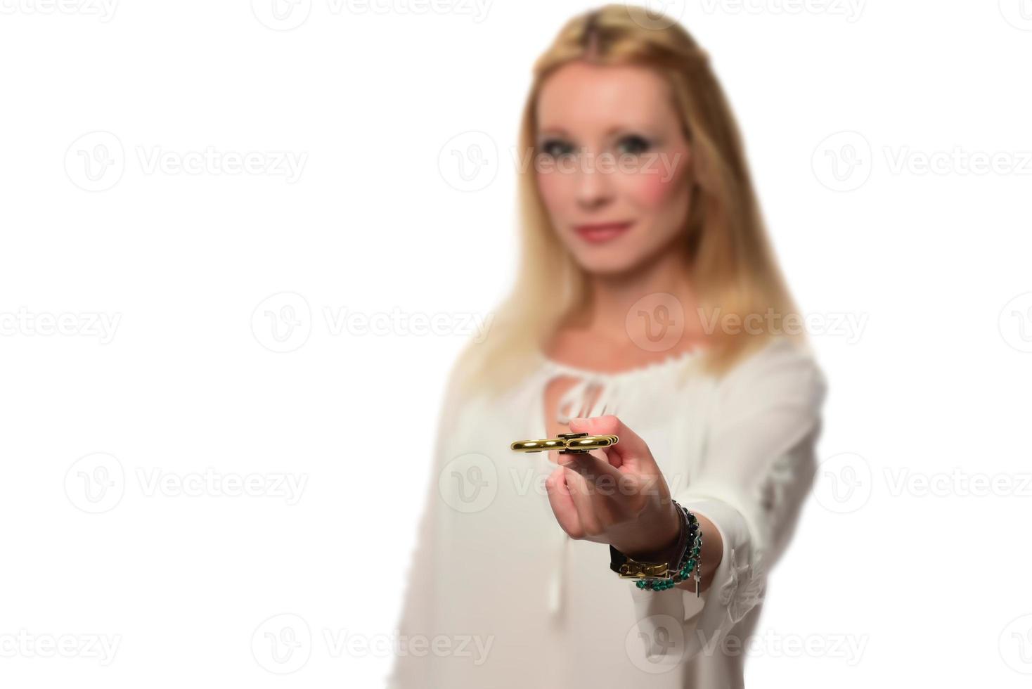 Mädchen zum Spielen mit Fidget Spinner in seinen Händen, das Konzept des Stressabbaus, Entwicklung einer kleinen Handmathematik. foto