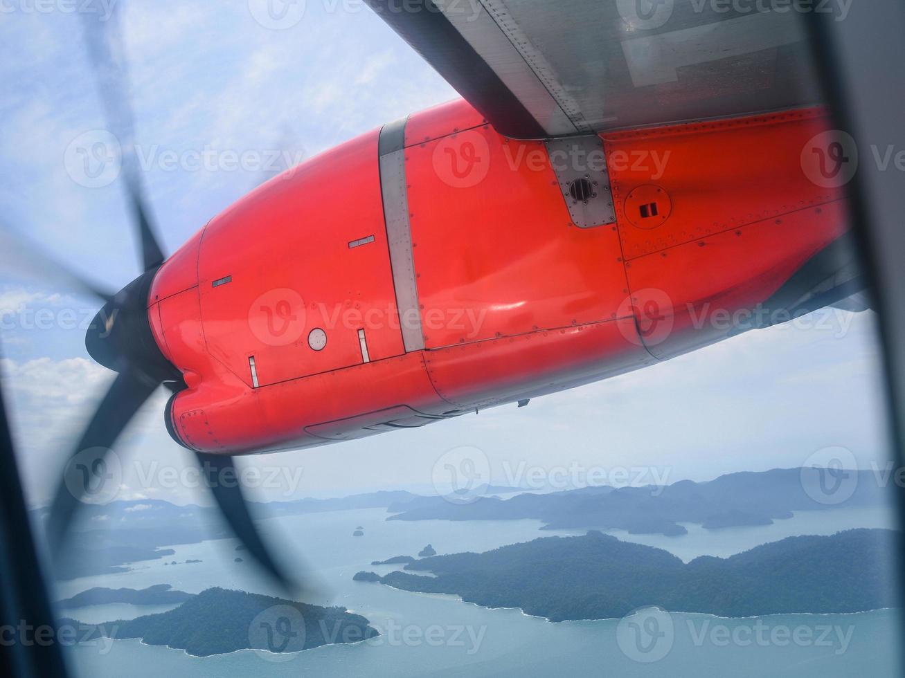 ein Propellerflugzeug, das über der Insel Langkawi, Malaysia, fliegt foto