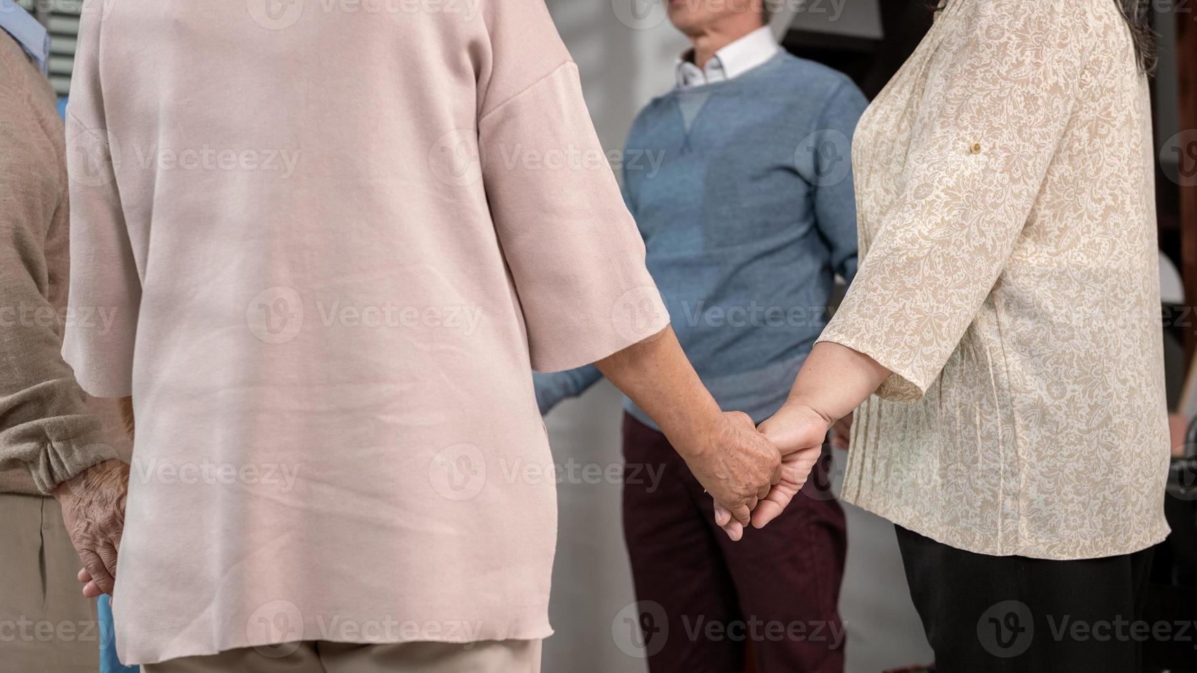 eine gruppe asiatischer senioren wird von einem professionellen selbstpflegepsychologen im seniorengesundheitszentrum, einem geriatrischen beratungskonzept für gruppentherapie für ältere menschen, beraten foto