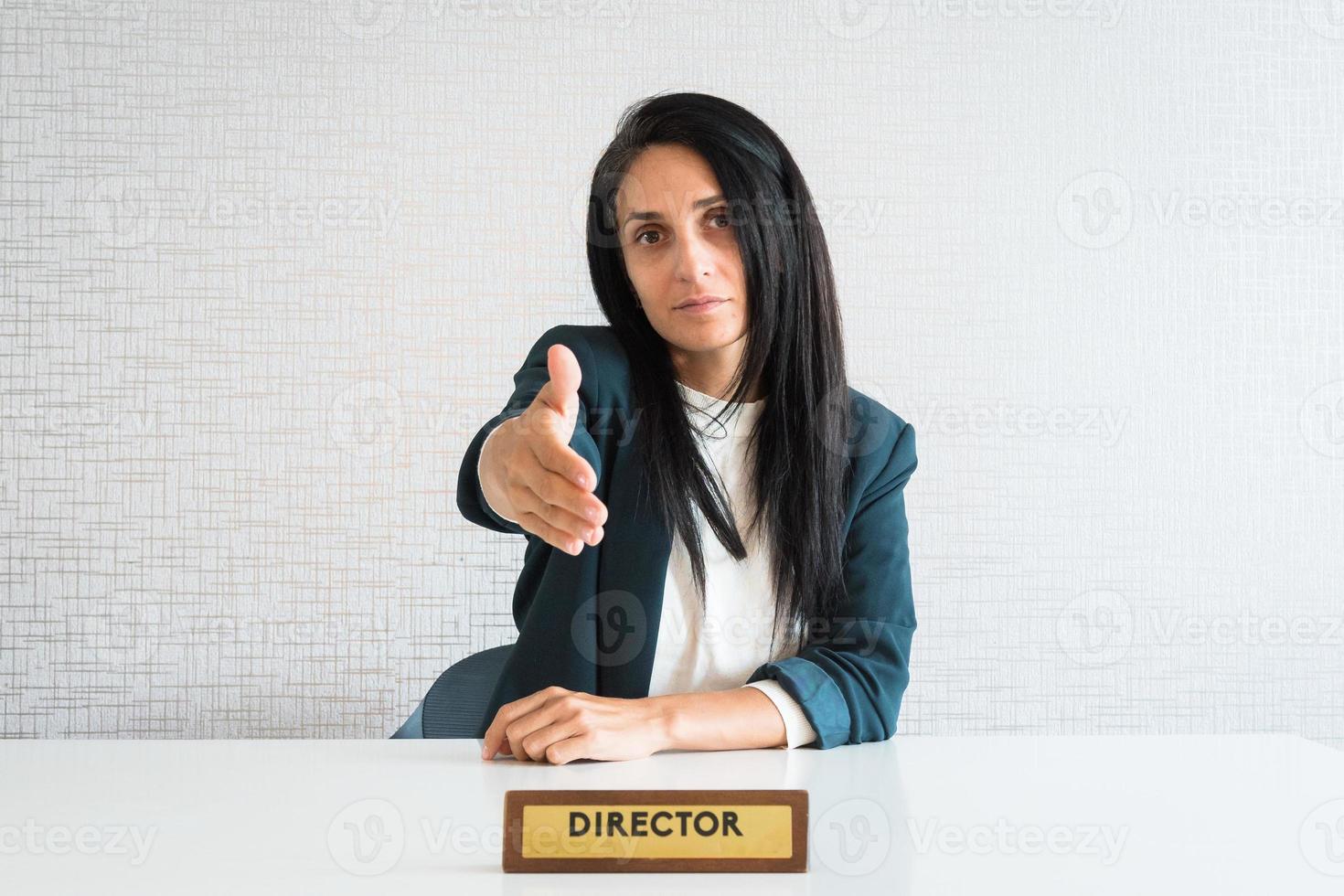 junge kaukasische brünette geschäftsfrau direktorin im büro foto