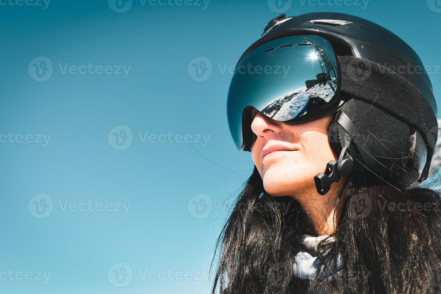 hautnah cooles snowboarder weibliches personportrait mit brille blick nach links oben mit bergreflexion über brille. skiurlaub in georgia kaukasus foto