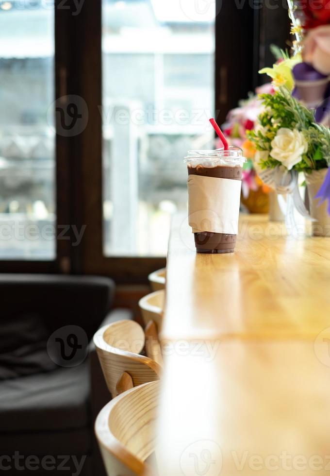 Coco, Eisschokolade in der Tasse auf Holztisch im Café, Konzept Essen, Trinken und Gesundheit, Kopierraum, vertikal foto