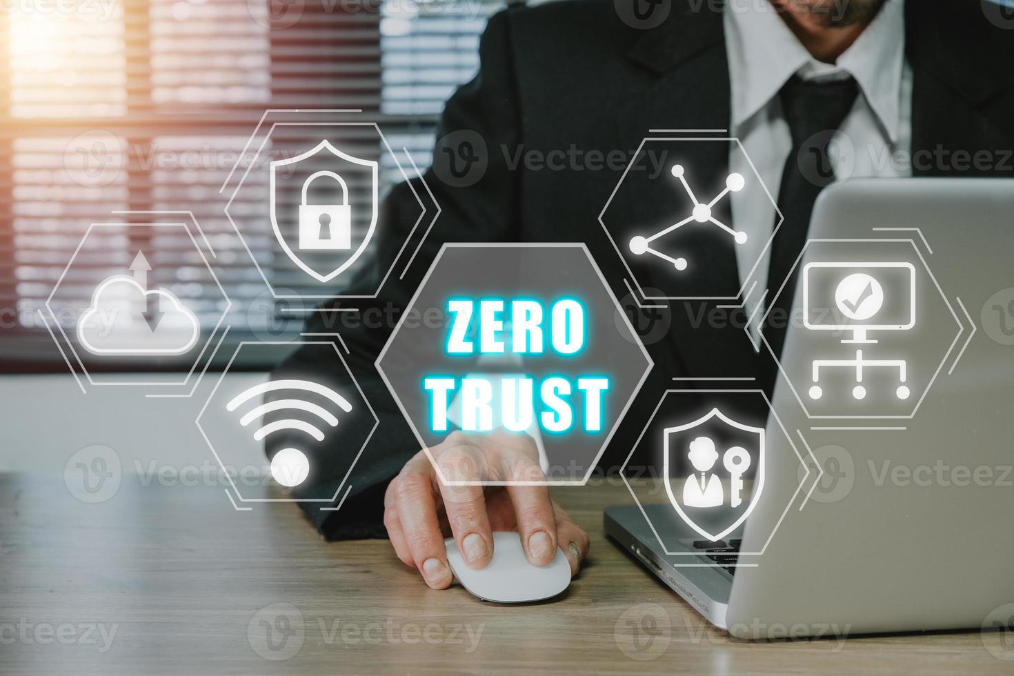 Zero-Trust-Sicherheitskonzept, Person, die einen Computer mit Zero-Trust-Symbol auf dem virtuellen Bildschirm verwendet. foto