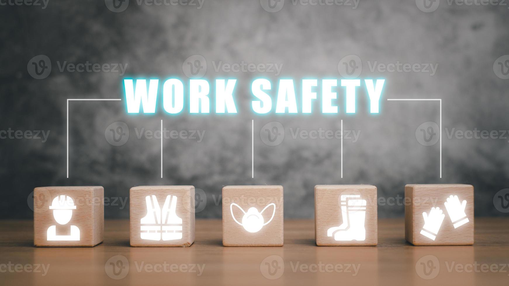 Arbeitssicherheitskonzept, Holzwürfelblock auf dem Schreibtisch mit Arbeitssicherheitssymbol mit Kopierraum. foto