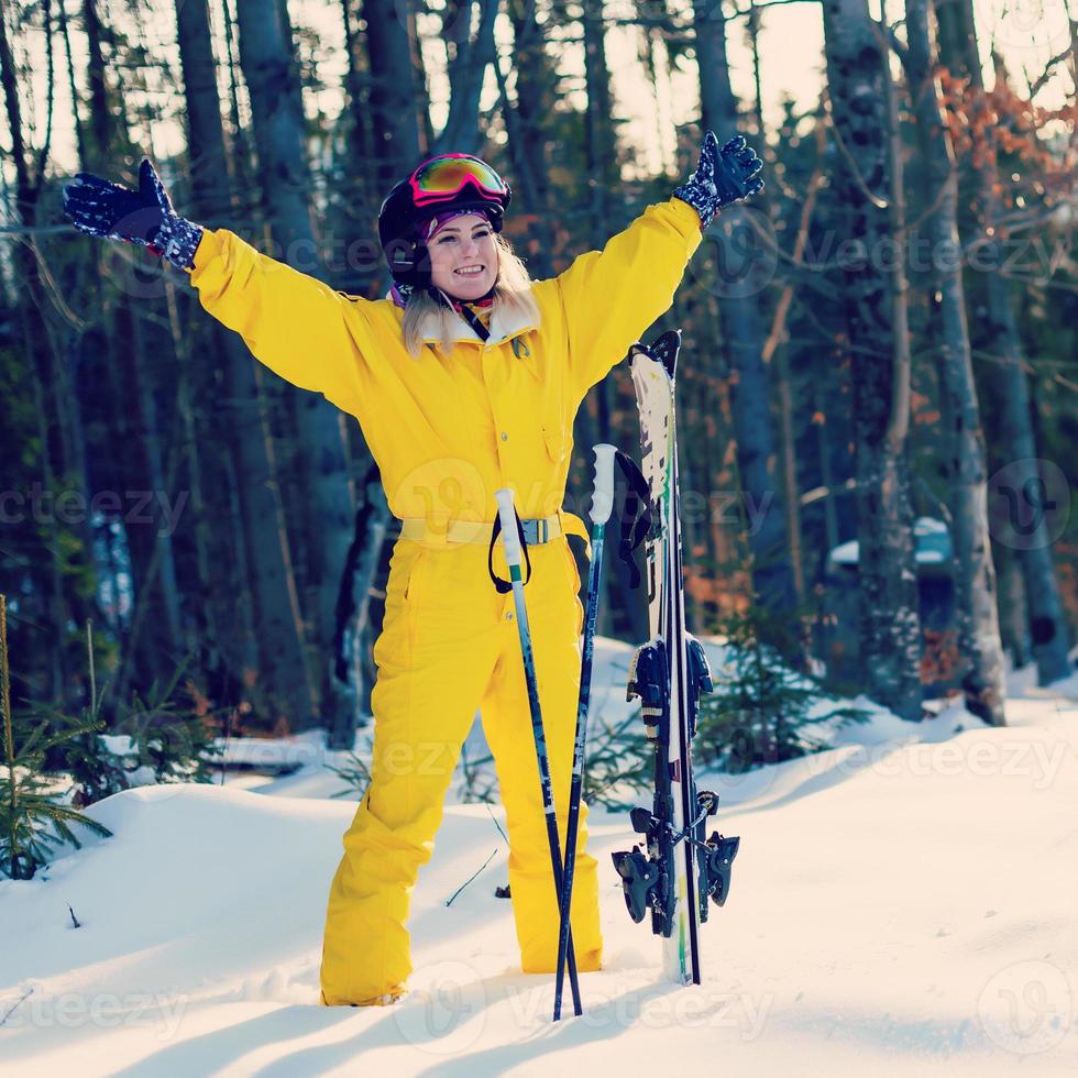 Ski, Schnee und Sonne - ruhende Skifahrerin im Winterresort foto