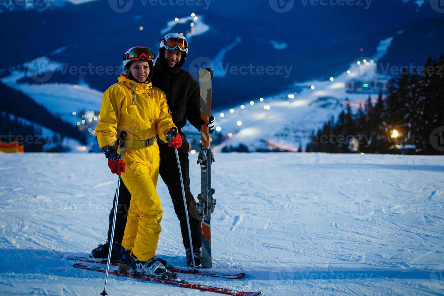 romantischer ski, verliebtes paar foto