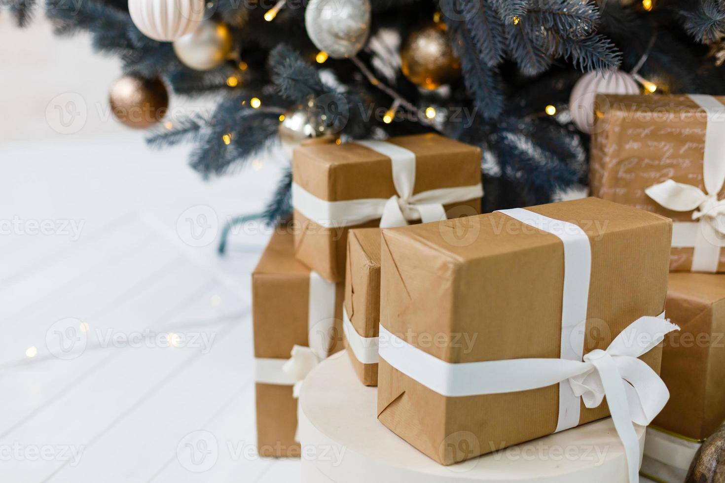 geschenke und geschenke unter weihnachtsbaum winterurlaub konzept foto