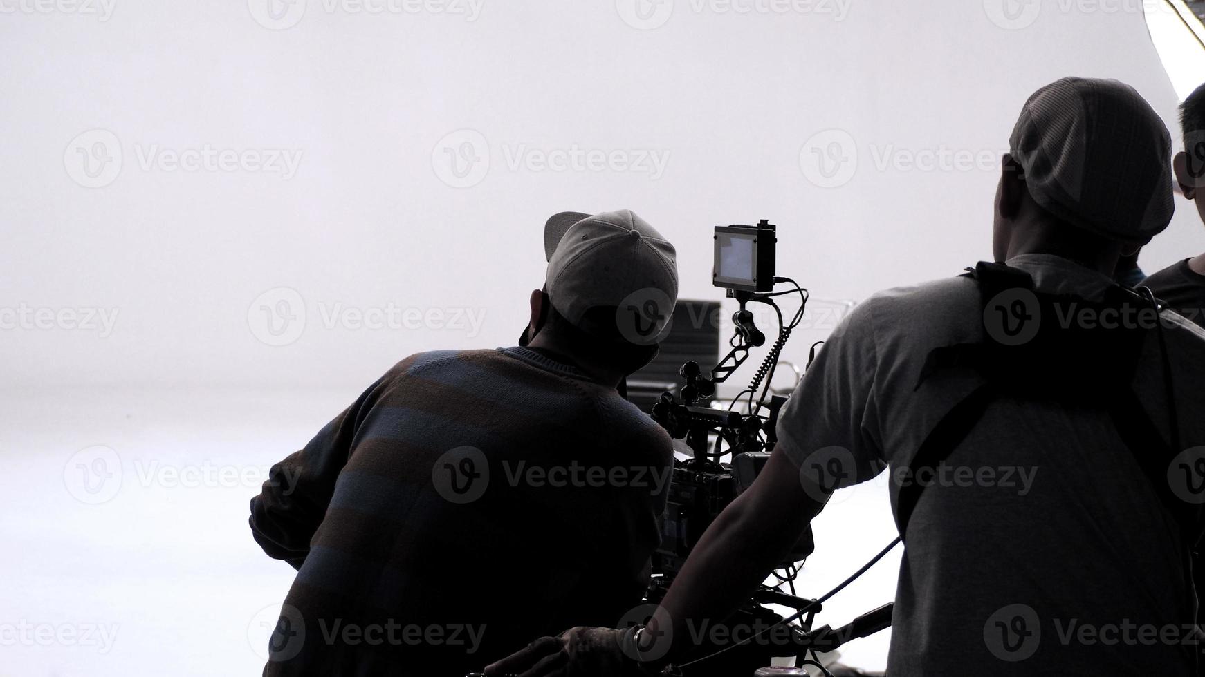 TV-Werbeaufzeichnung und Filmkamera-Set und Kameramann im großen Studio. foto