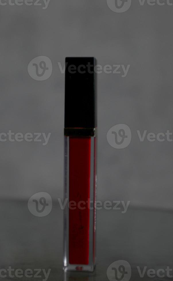 Roter Lippenstift isoliert auf weißem Hintergrund foto