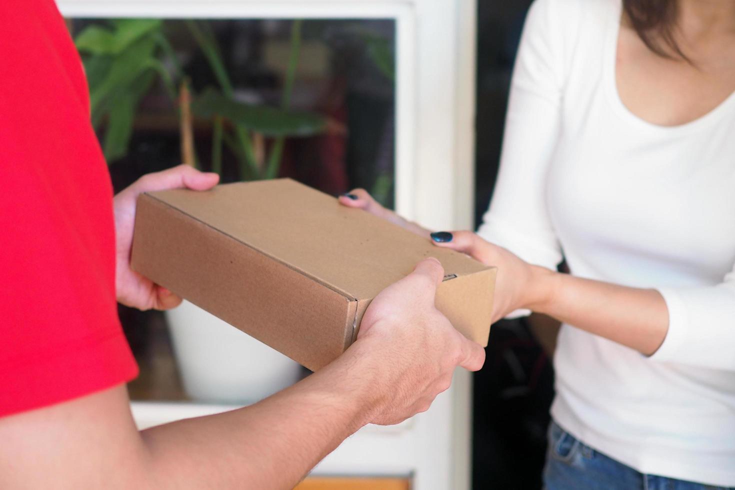 Zusteller schickt das Paket an den Empfänger und beeindruckt den Service foto