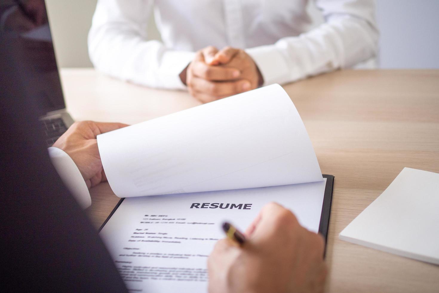 Führungskräfte interviewen neue Mitarbeiter auf der Grundlage von Lebensläufen, Arbeitserfahrung und Einstellung zur Arbeit im Unternehmen. foto