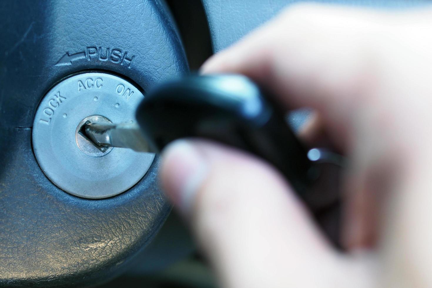 Der Autobesitzer brachte den Autoschlüssel zum Schlüsselloch, um das Auto zu starten. foto