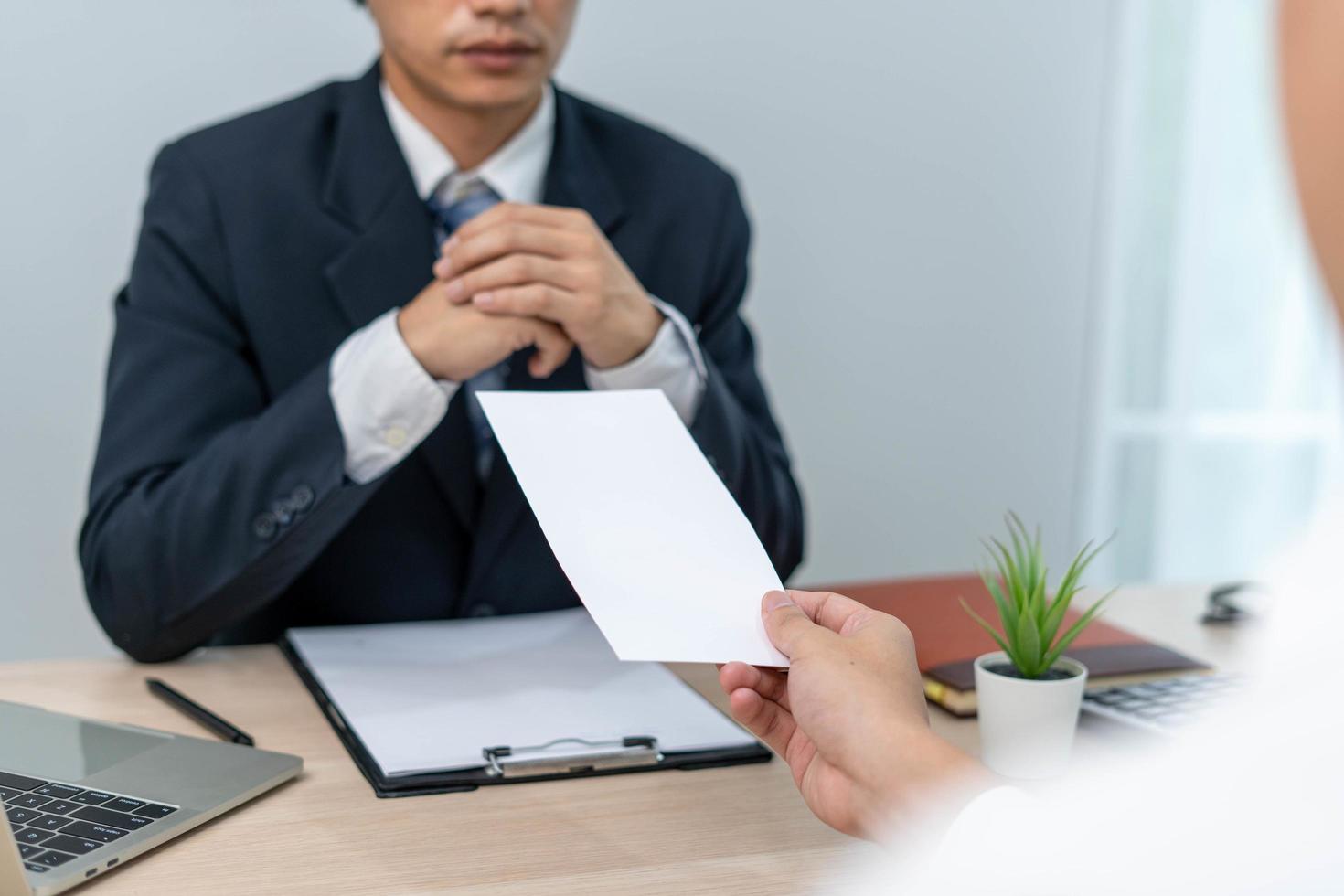 Geschäftsleute senden Rücktrittsschreiben an Führungskräfte oder Manager. Informationen zu Kündigungen und Stellenangeboten sowie Jobwechsel enthalten. foto