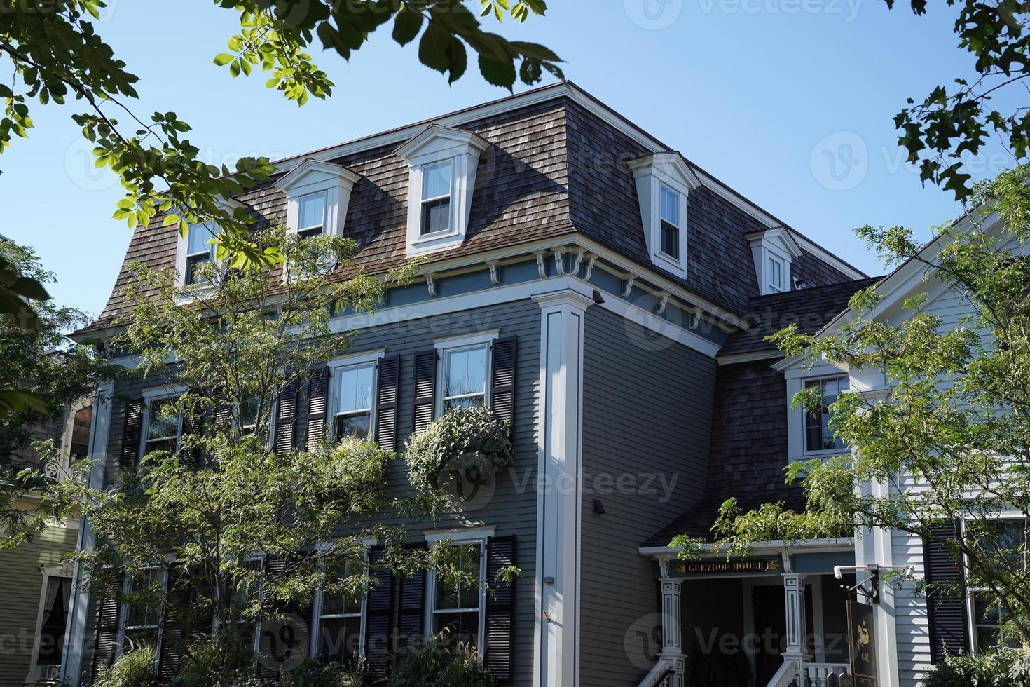 nantucket-dorfansicht der alten häuser am sonnigen tag foto