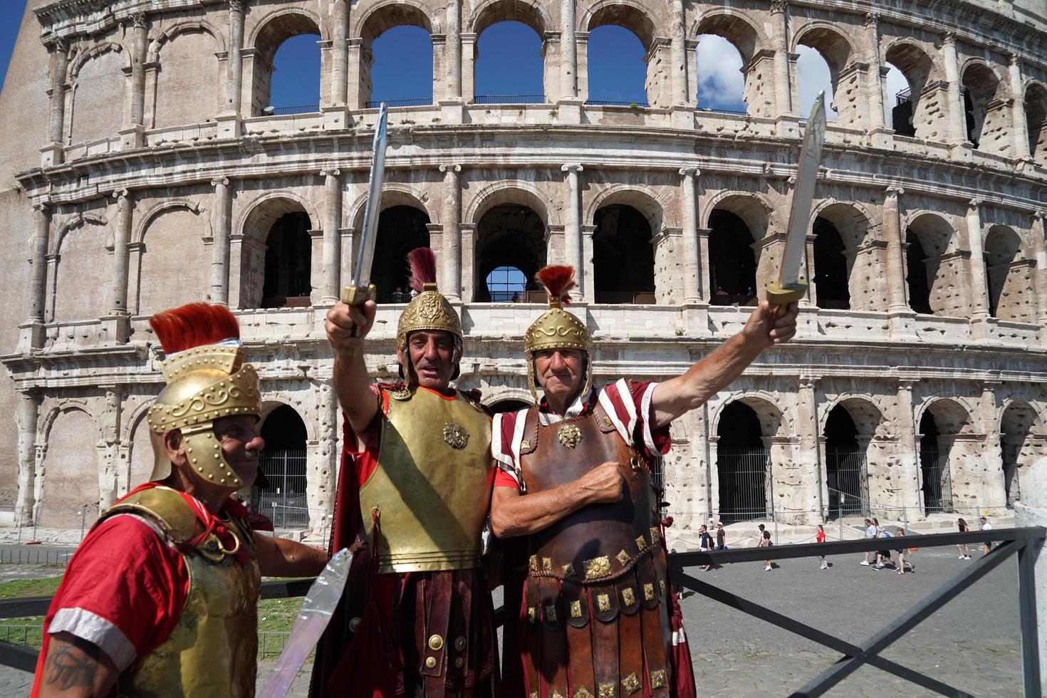 rom, italien - 10. juni 2018 - gladiatoren für touristen, die fotos und selfies im colosseo machen