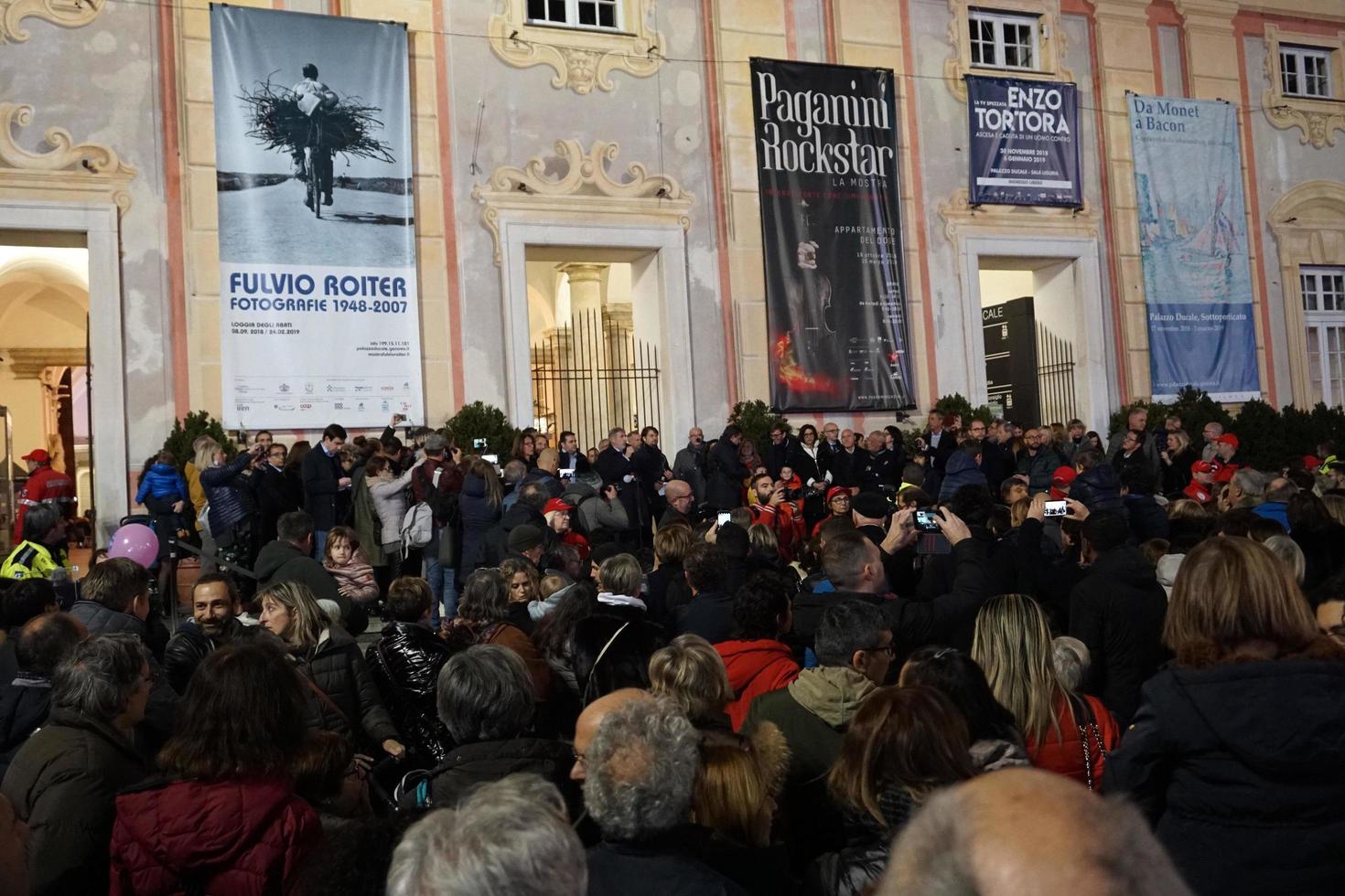 genua, italien - 8. dezember 2018 - weihnachtsfeier beginnt mit dem längsten beleuchteten weg der welt foto