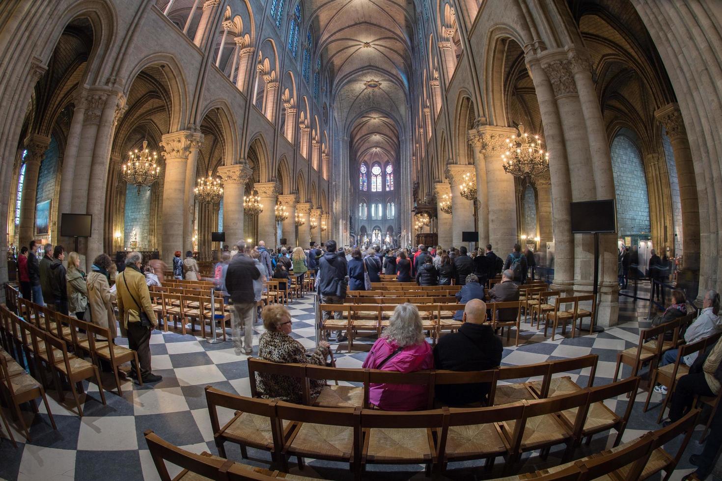 paris, frankreich - 1. mai 2016 - die kathedrale notre dame war für die sonntagsmesse überfüllt foto