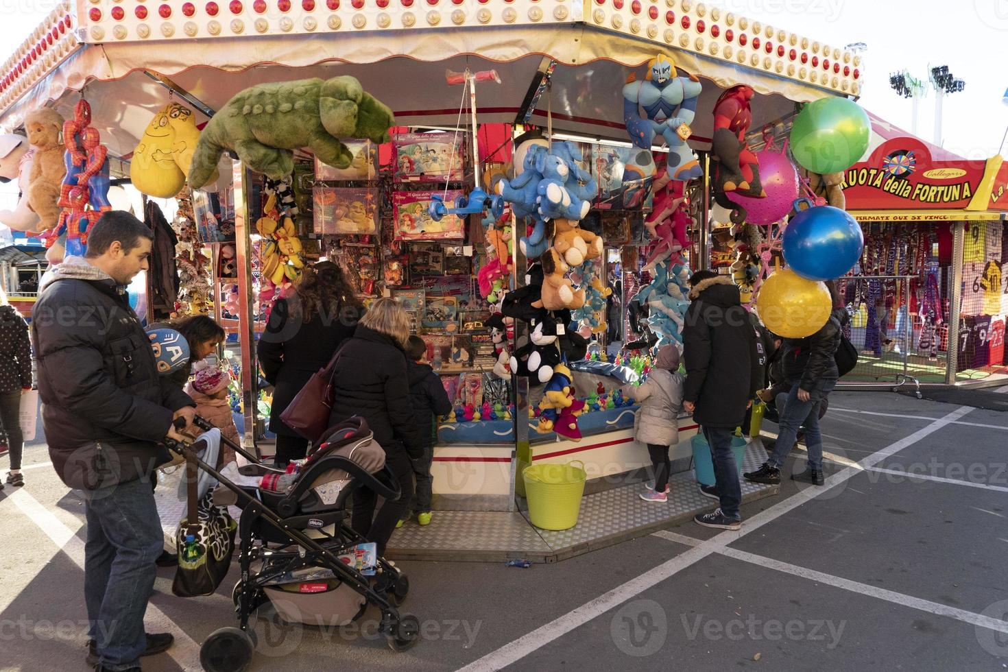 genua, italien - 9. dezember 2018 - der traditionelle weihnachtsvergnügungspark luna park wird eröffnet foto