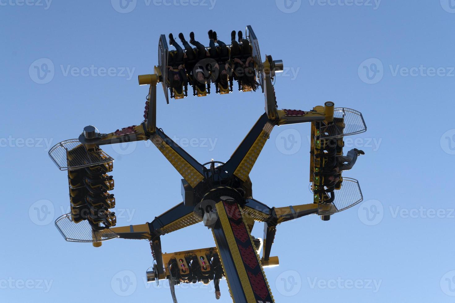 genua, italien - 9. dezember 2018 - der traditionelle weihnachtsvergnügungspark luna park wird eröffnet foto