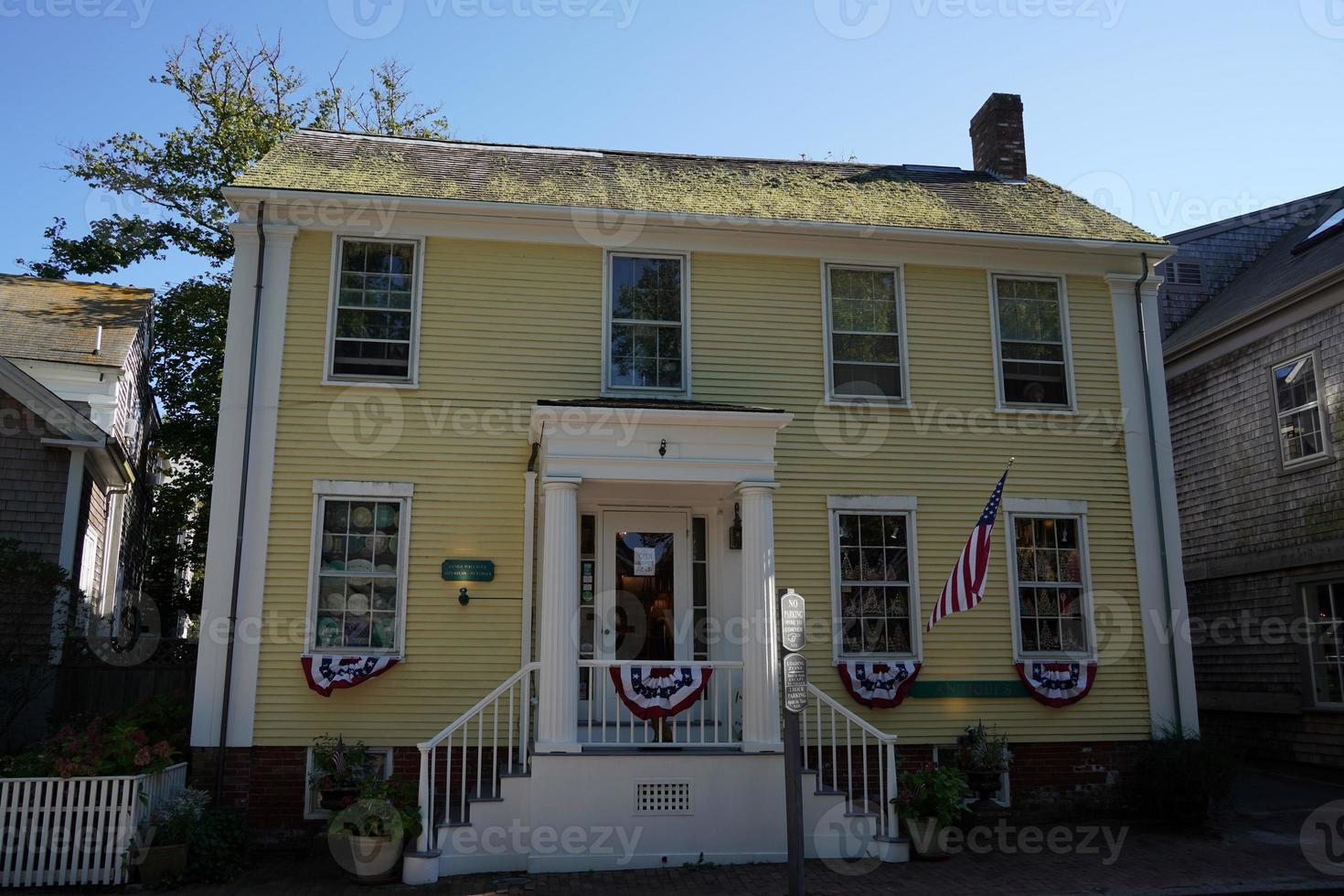 nantucket-dorfansicht der alten häuser am sonnigen tag foto