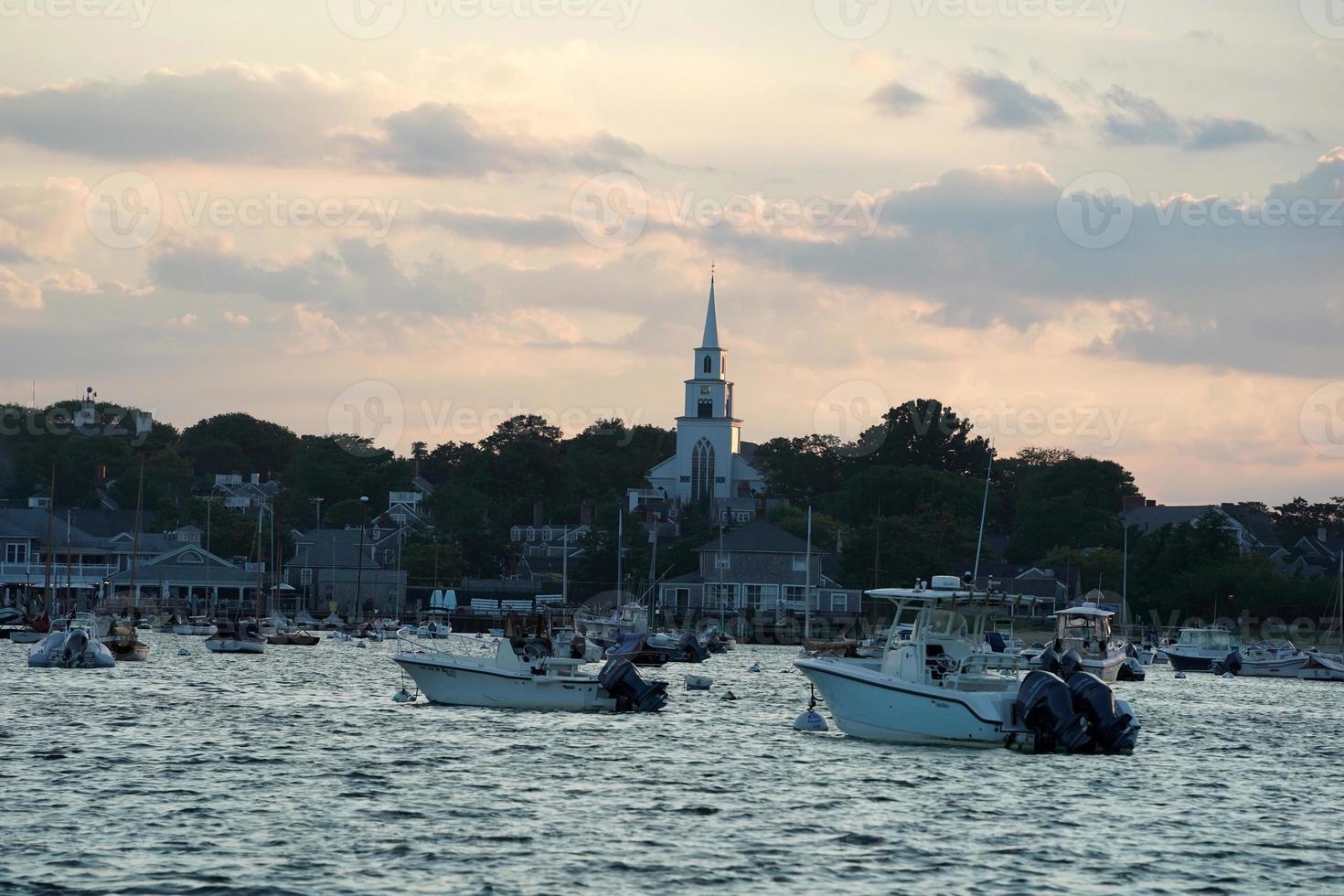 Blick auf den Hafen von Nantucket bei Sonnenuntergang foto