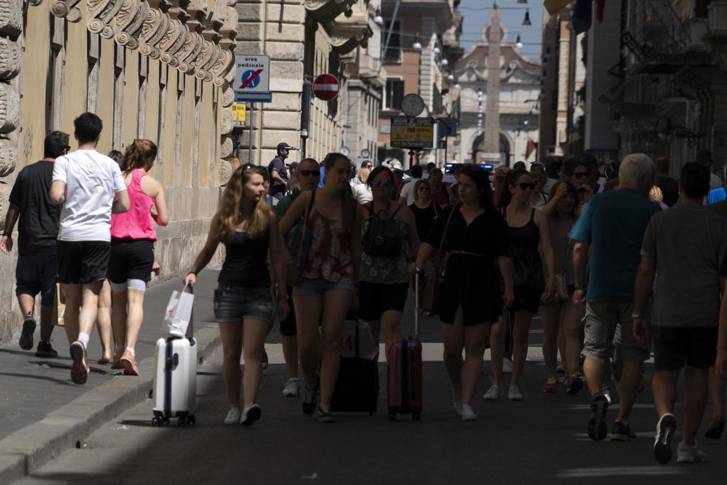 rom, italien - 16. juni 2019 - via del corso voller touristen foto