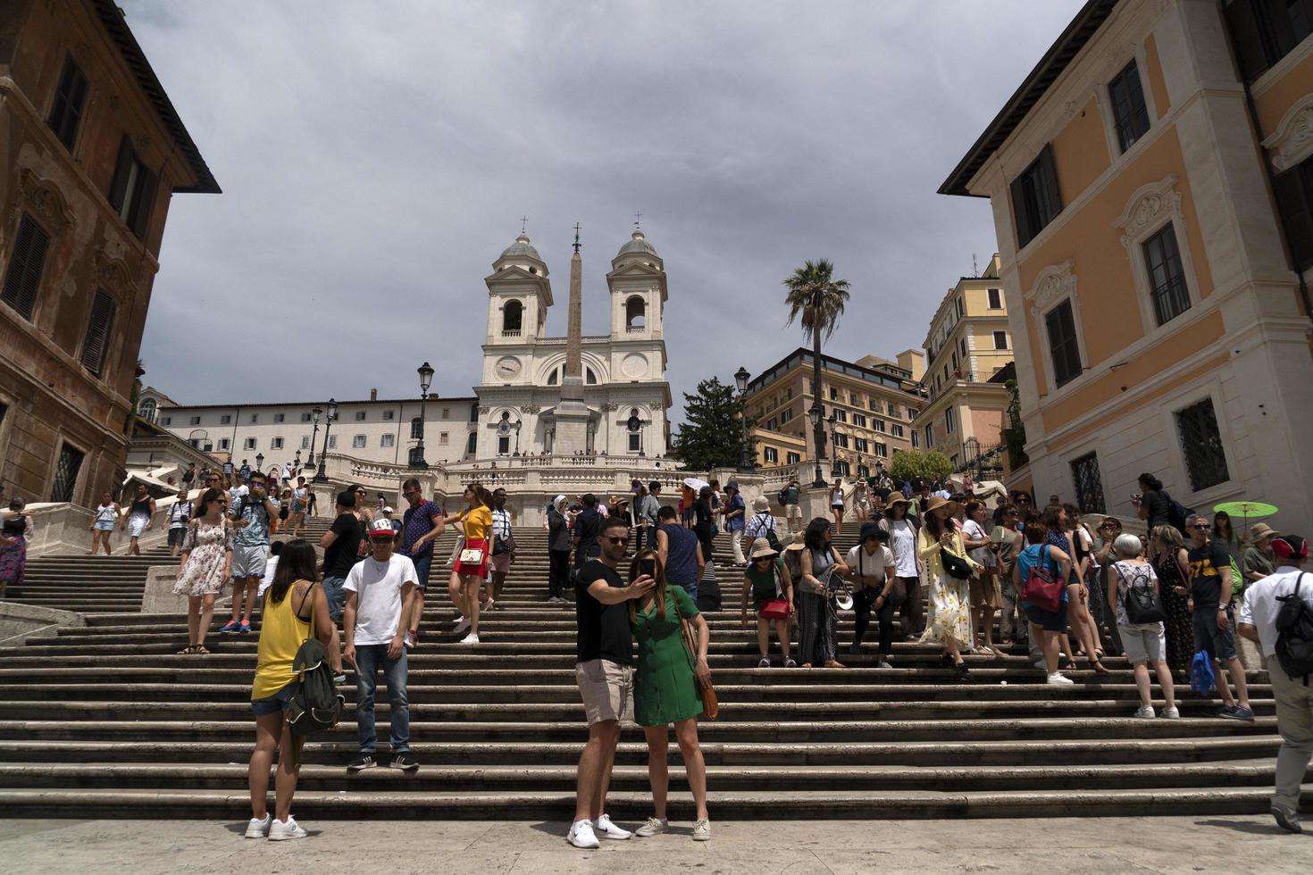 rom, italien - 15. juni 2019 - tourist, der selfie in trinita dei monti, spanien, nimmt foto