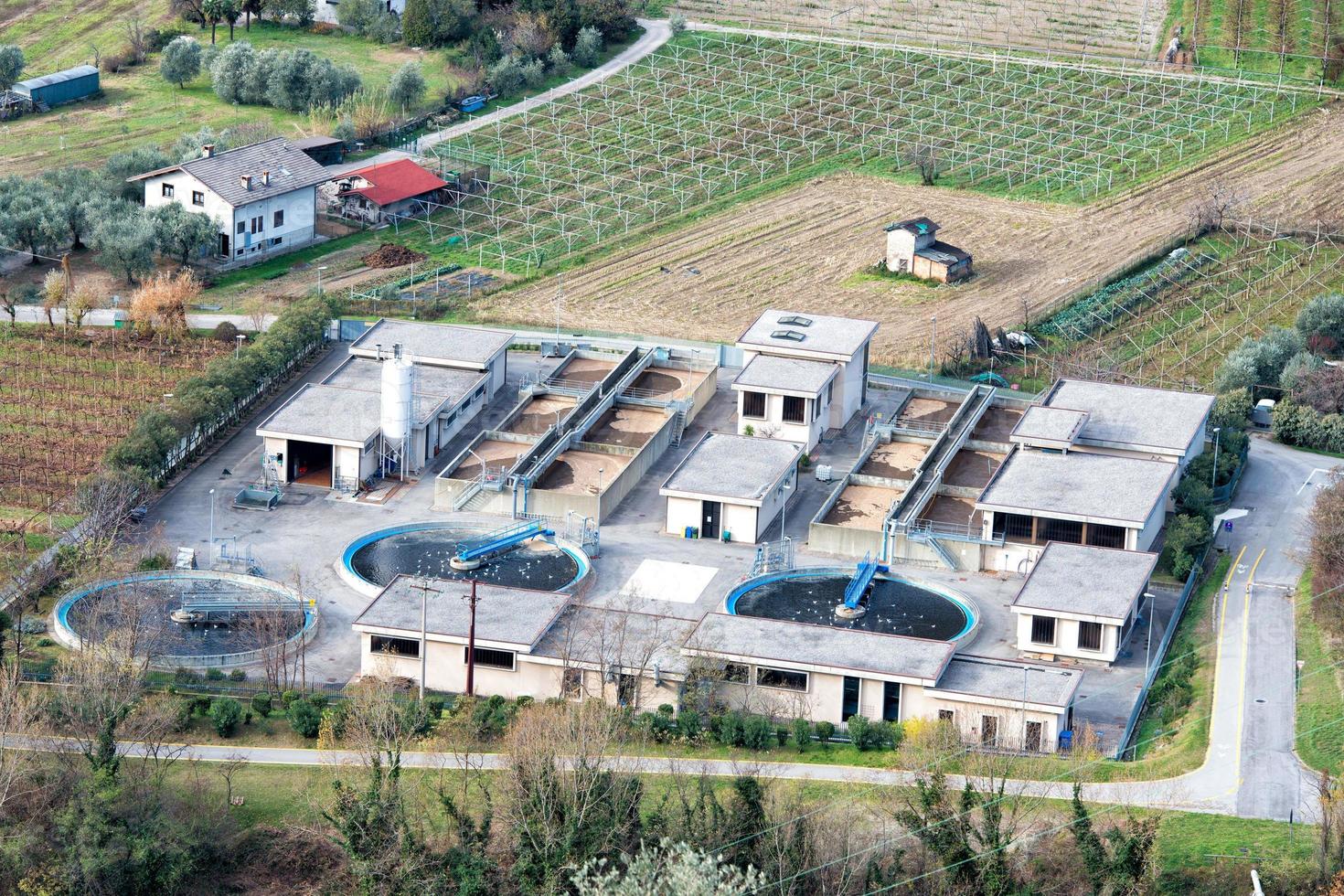 Wasseraufbereitungsanlage im Hintergrund des Landes foto