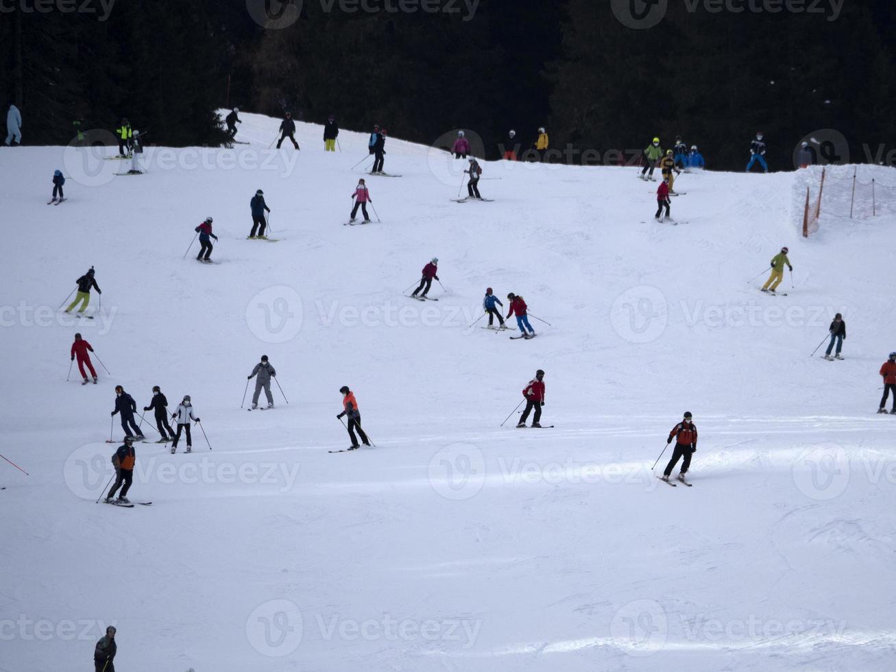 viele skifahrer skifahren in den dolomiten gardena tal schneeberge foto