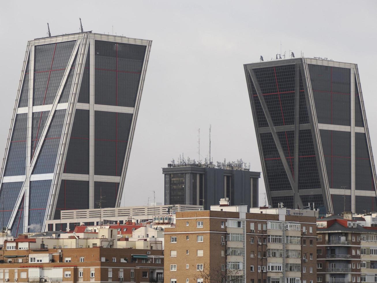 geneigte wolkenkratzer von geschäftsbüros auf der plaza castilla in madrid, spanien, 2022 foto