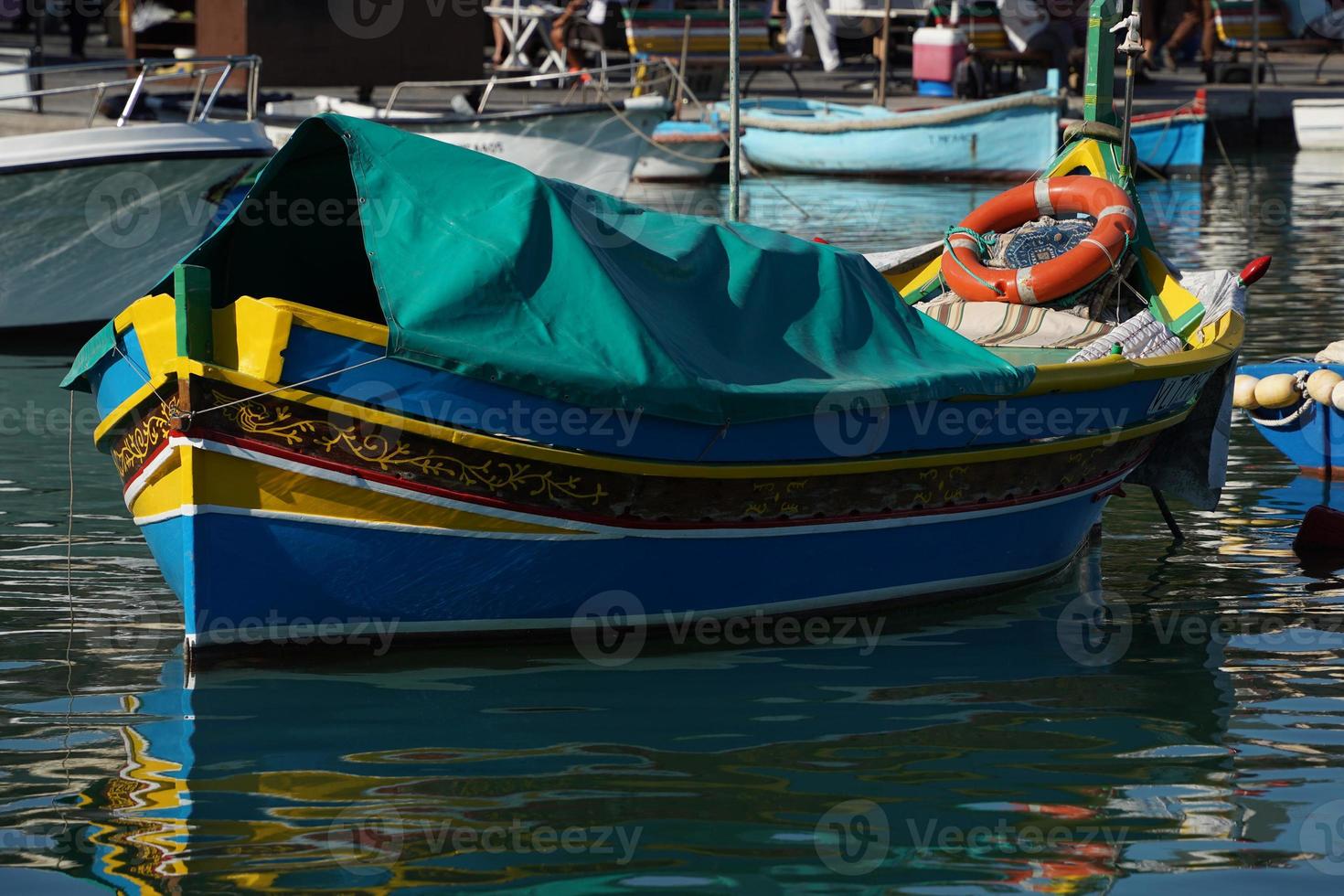 malta bunt bemaltes fischerboot im dorf marsaxlokk foto