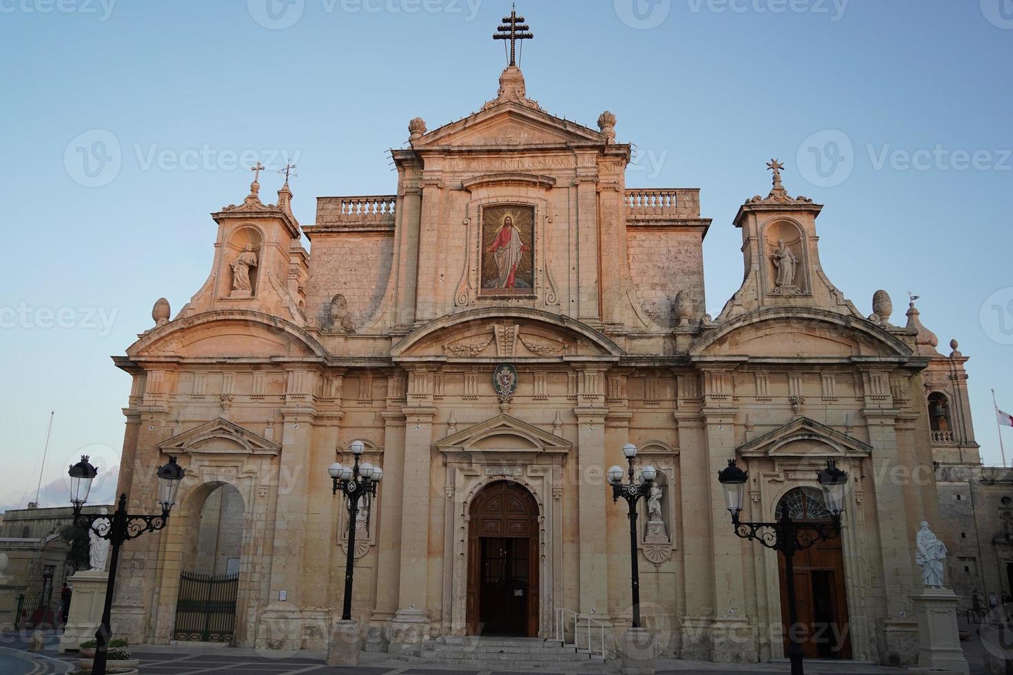 rabat mittelalterliches dorf straßenansicht gebäude in malta kirche foto