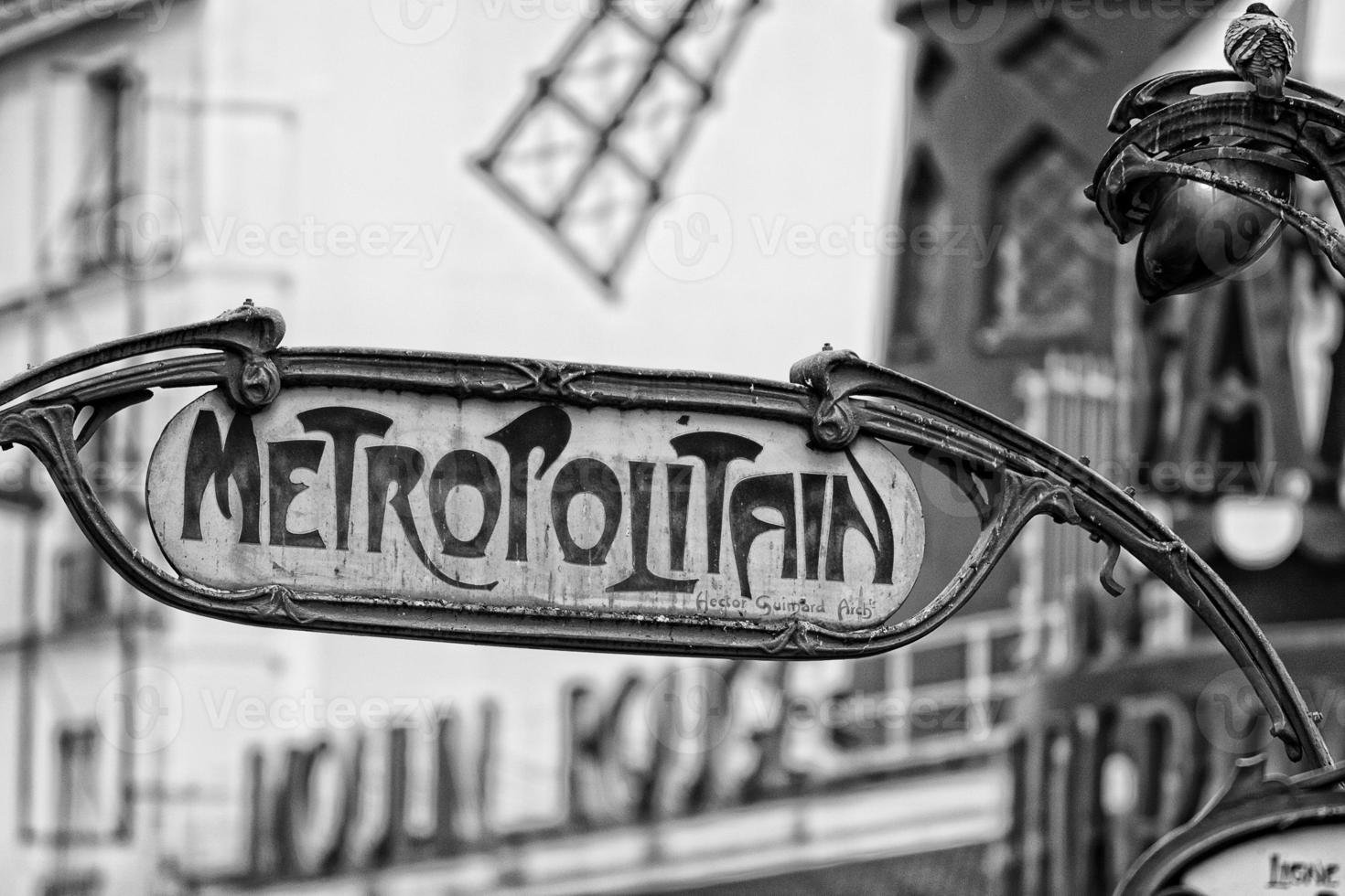 Pariser U-Bahn-Hauptstadtschild in der Nähe von Moulin Rouge foto