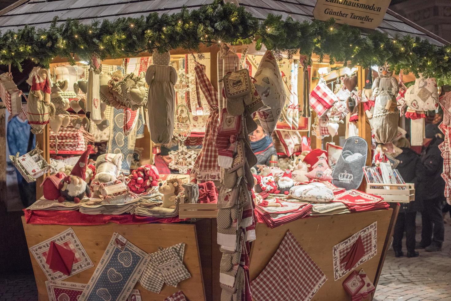 trento, italien - 1. dezember 2015 - leute am traditionellen weihnachtsmarkt foto