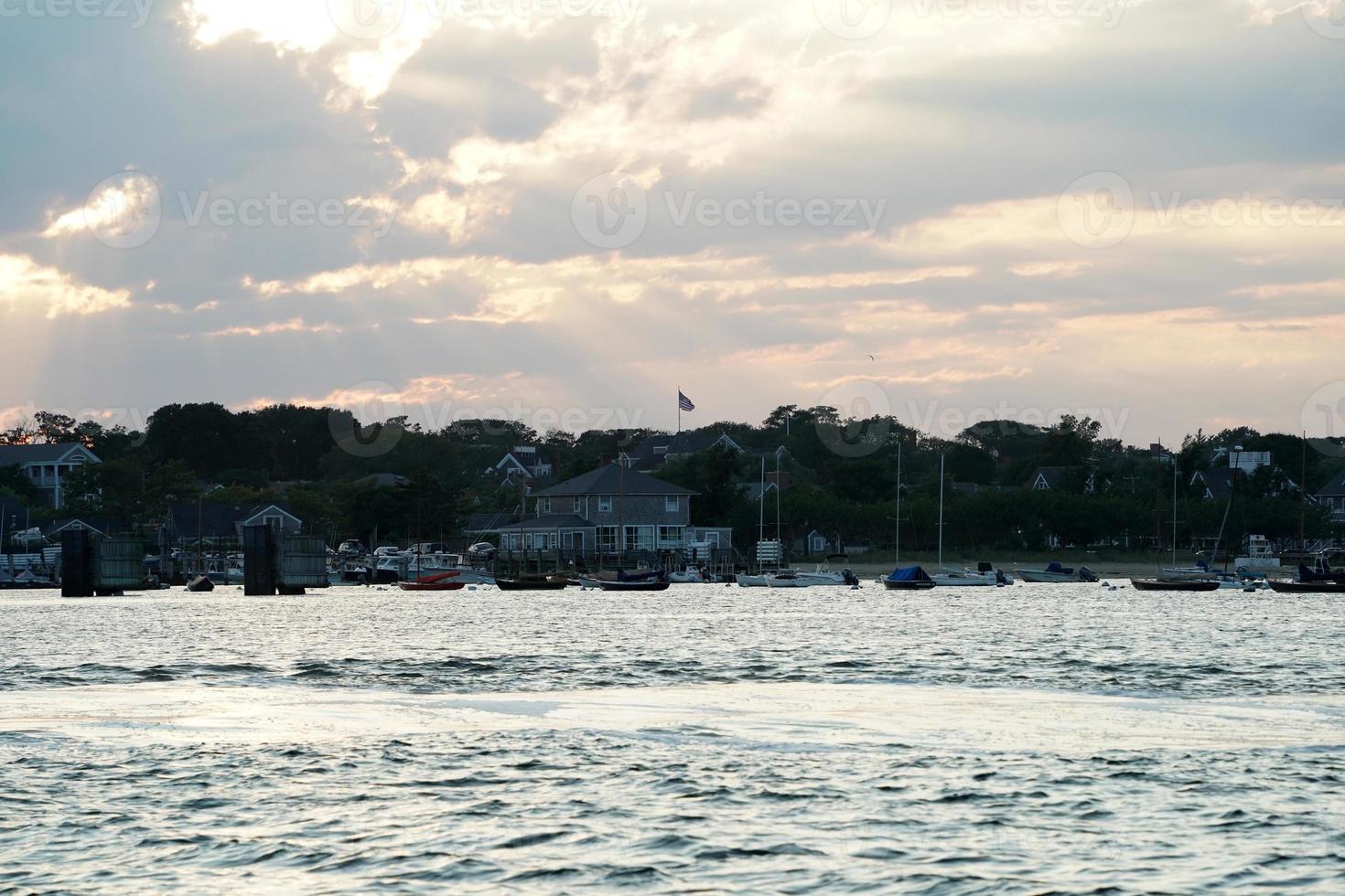 Blick auf den Hafen von Nantucket bei Sonnenuntergang foto