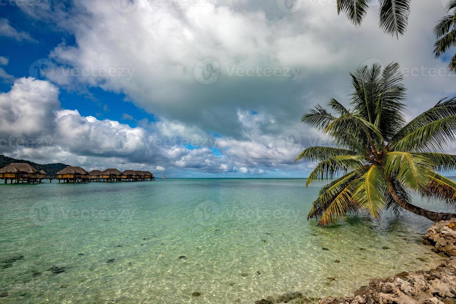 bora bora französisch-polynesien luftflugzeugansicht luxusresort über wasser foto