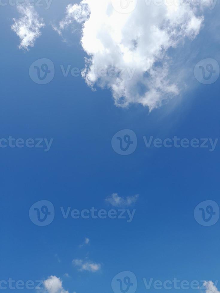 schöne weiße Wolken auf tiefblauem Himmelshintergrund. elegantes Bild des blauen Himmels bei Tageslicht. Große, helle, weiche, flauschige Wolken bedecken den gesamten blauen Himmel. foto