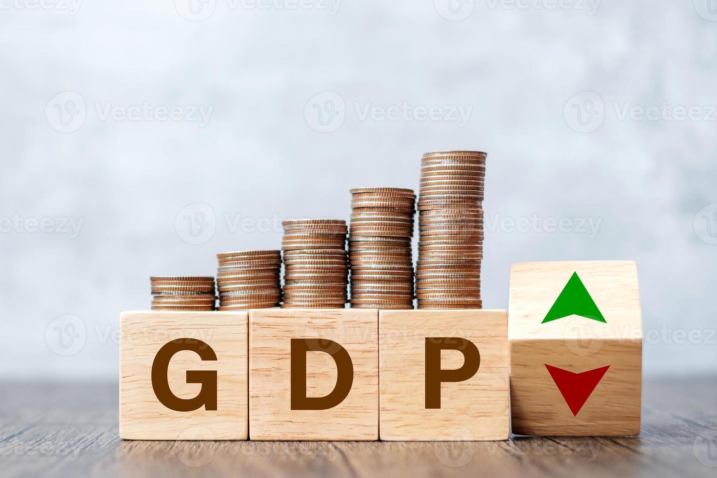 gdp-block mit münzenstapel und pfeilsymbol nach oben und unten. bruttoinlandsprodukt, finanzen, management, wirtschaft, inflation, rezession und geldkonzepte foto