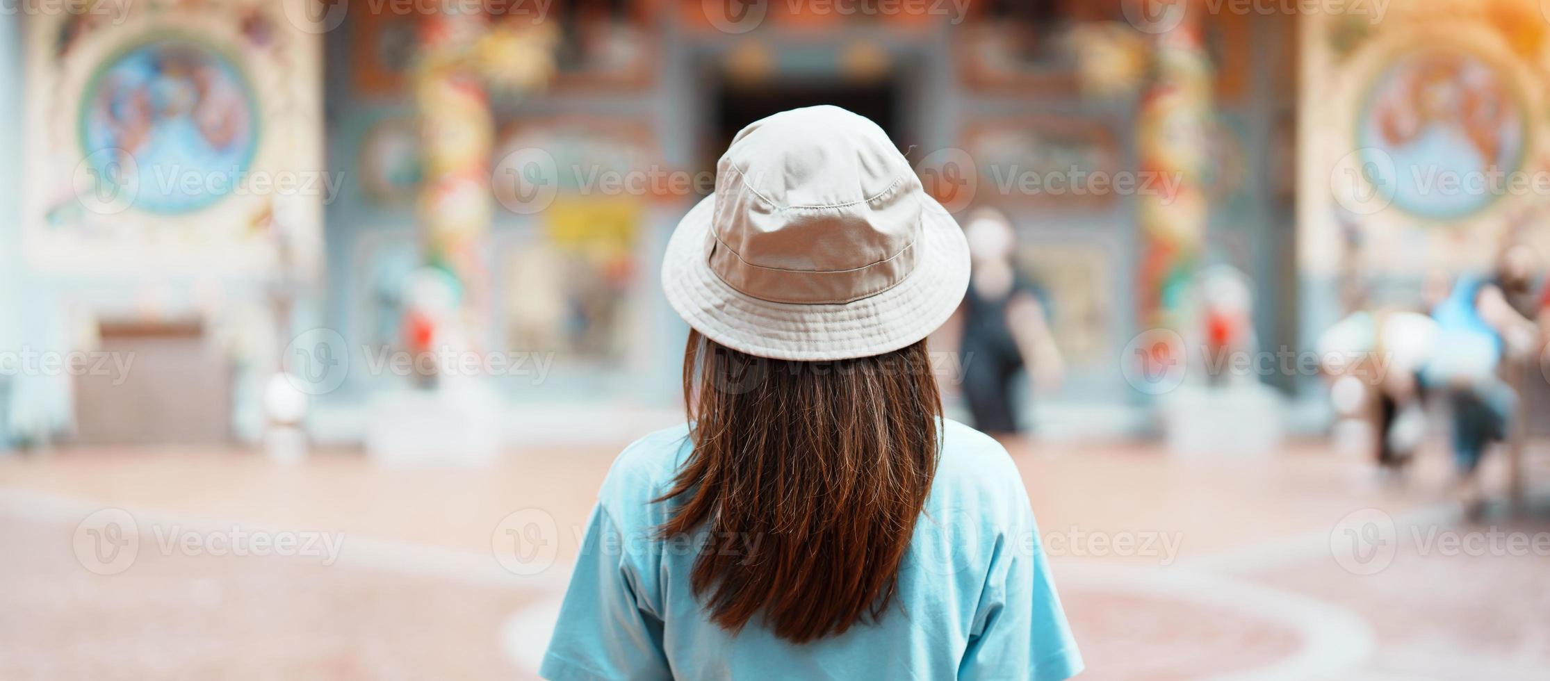 frau, die in wat mangkorn kammalawas reist, leng nuei yee als chinesischer tempel. asiatischer reisender besucht die yaowarat road oder chinatown von bangkok, wahrzeichen und beliebt für touristenattraktionen in thailand foto