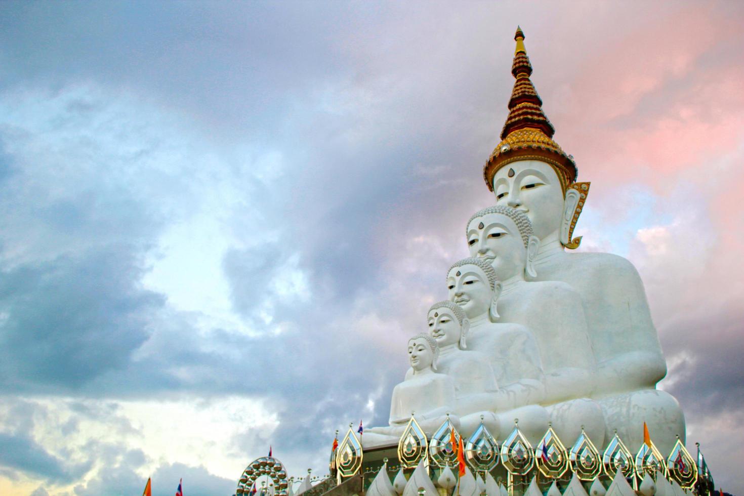 Buddha-Statuen vor dem Himmel in Wat Phra Thart Pha Kaew foto