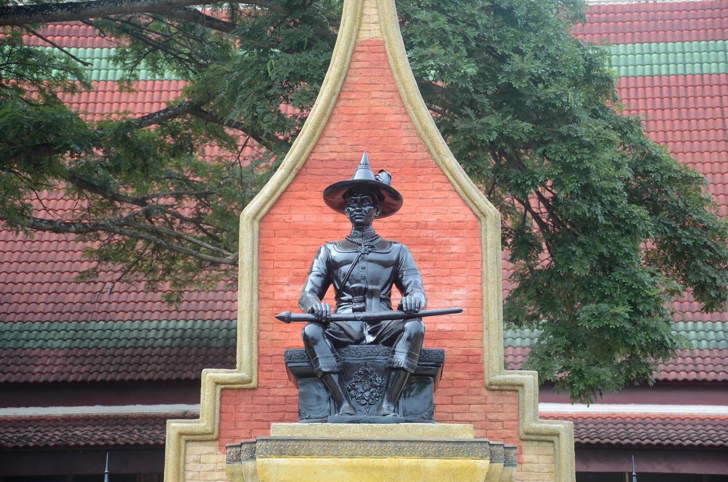 könig taksin der große, bang kung tempel, unsichtbare touristenattraktion in thailand foto