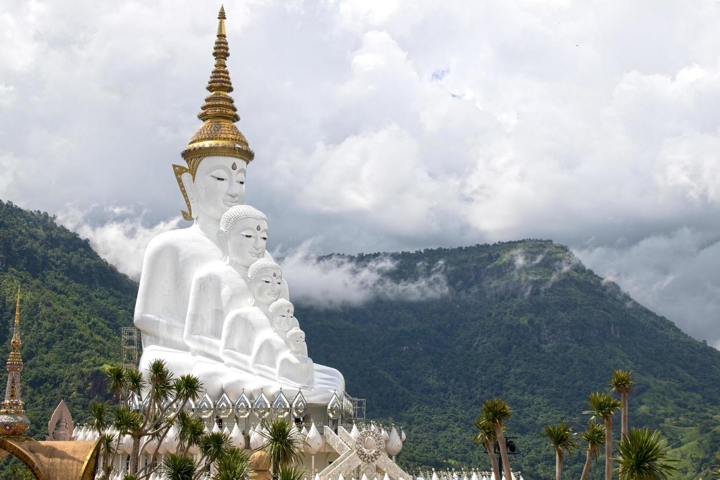 Buddha-Statuen in Wat Phra Thart Pha Kaew foto