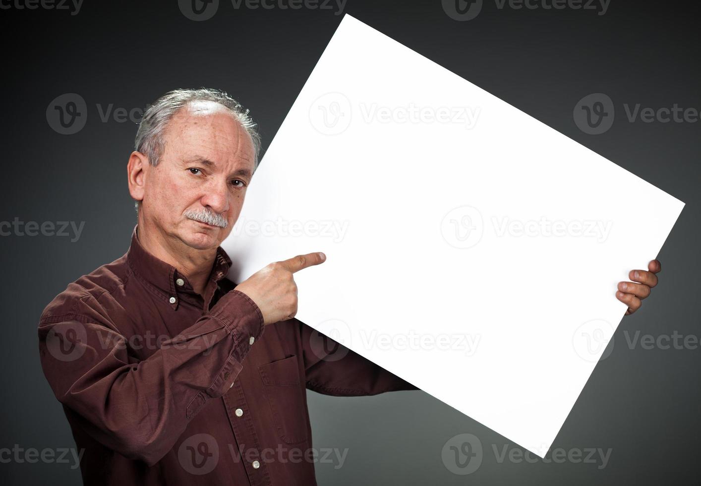 Mann hält Plakatwand foto