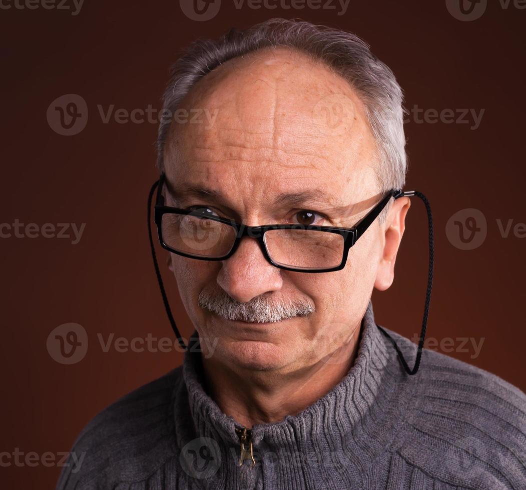 Nahaufnahmeporträt eines älteren Mannes mit skeptischem Ausdruck foto