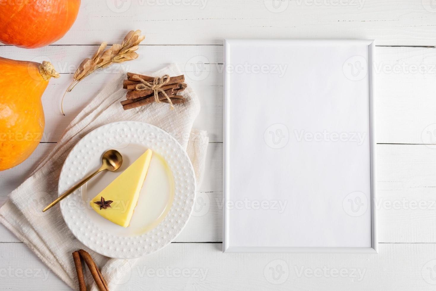 Kürbiskuchenstück auf weißer Platte, Kürbisse, leerer Rahmen. Erntedankfest, Halloween. Ansicht von oben. Attrappe, Lehrmodell, Simulation foto