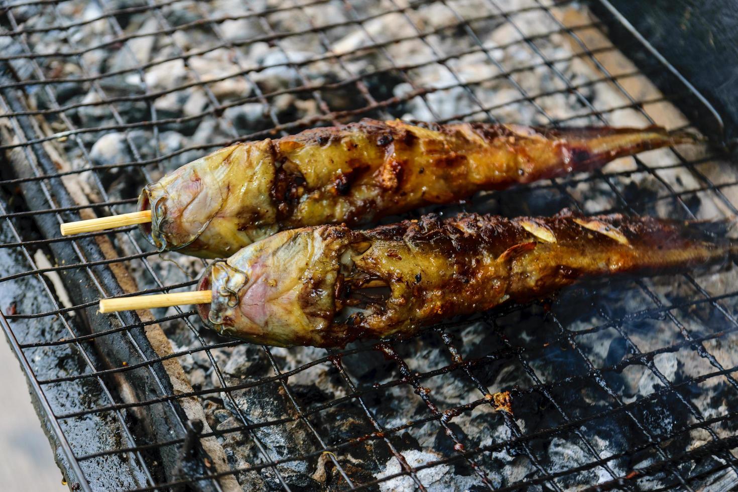 Gegrillter Fisch auf dem Grill foto