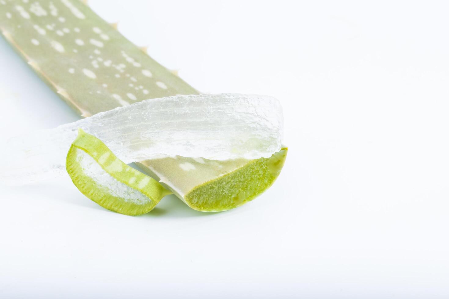 geschnittene Aloe Vera auf weißem Hintergrund foto