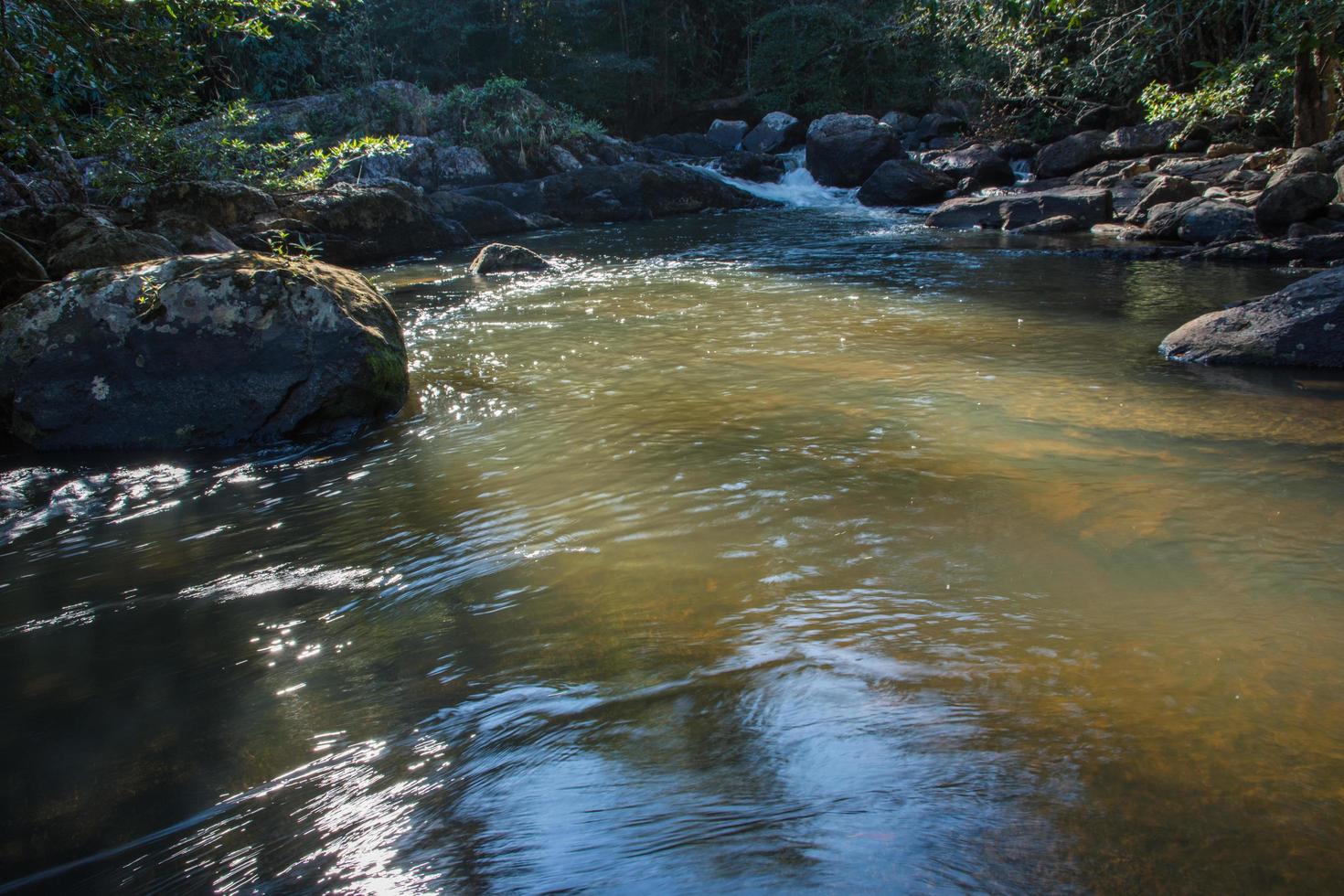 Bach am Pha Kluai Mai Wasserfall foto